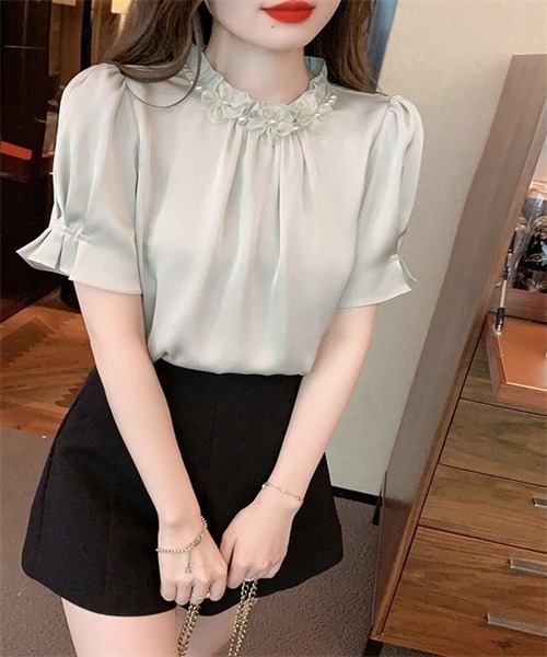 FREE STYLISTS（フリー スタイリスト）の「パールと立体花付け　フリルネックブラウス（シャツ/ブラウス・レディース・ホワイト/ライトグリーン/ピンク・S/L/M）」の10枚目の写真