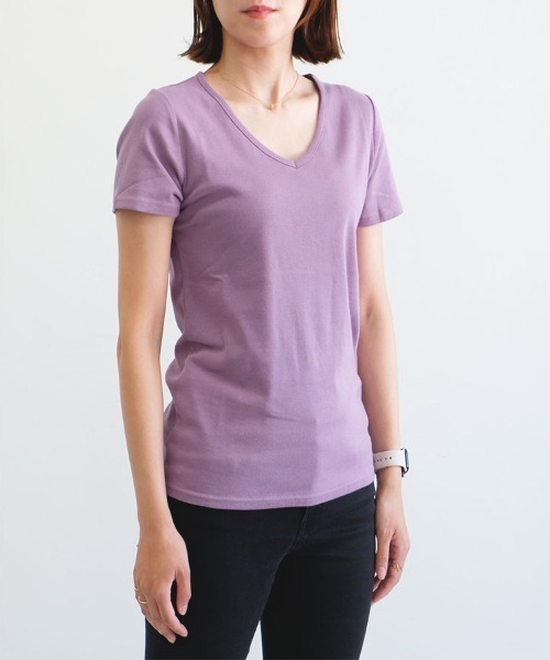 CLOTHY(クロシィ)の「【柔らかな綿100%フライス素材】ベーシックVネック半袖Tシャツ(Tシャツ/カットソー・レディース・ブラック/ホワイト/ネイビー/パープル/グレー/オフホワイト/カーキ/イエロー/ピンク/チャコールグレー/ローズ/ブルー/モカ・MEDIUM/LARGE/X-LARGE/SMALL/XX-LARGE)」の10枚目の写真