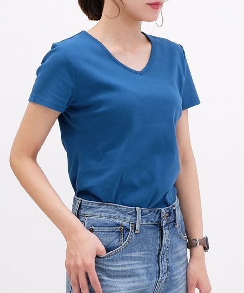 CLOTHY(クロシィ)の「【柔らかな綿100%フライス素材】ベーシックVネック半袖Tシャツ(Tシャツ/カットソー・レディース・ブラック/ホワイト/ネイビー/パープル/グレー/オフホワイト/カーキ/イエロー/ピンク/チャコールグレー/ローズ/ブルー/モカ・MEDIUM/LARGE/X-LARGE/SMALL/XX-LARGE)」の16枚目の写真