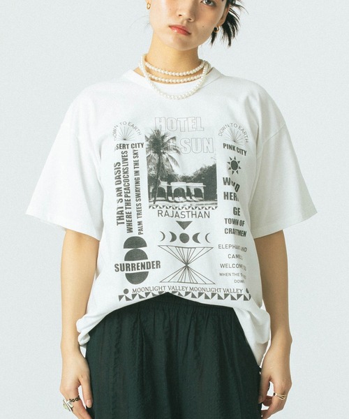 ROSE BUD(ローズバッド)の「(GENE HEAVENS)RAJASTHAN PHOTGRAPH TEE(Tシャツ/カットソー・レディース・ホワイト/ブラック・ONE SIZE)」の1枚目の写真