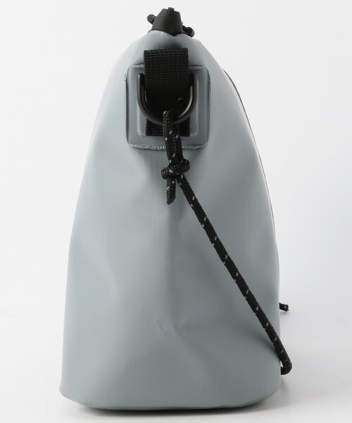 POLeR(ポーラー)の「POLeR/ポーラー HIGH&DRY PVC SACOCHE(ショルダーバッグ・メンズ・ベージュ/グレー・ONE SIZE)」の11枚目の写真