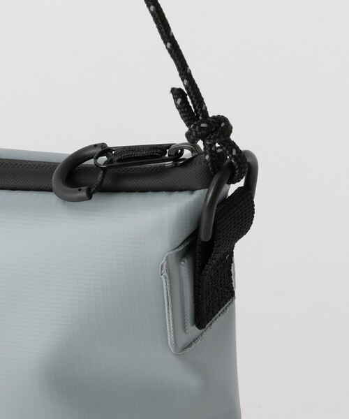 POLeR(ポーラー)の「POLeR/ポーラー HIGH&DRY PVC SACOCHE(ショルダーバッグ・メンズ・ベージュ/グレー・ONE SIZE)」の6枚目の写真