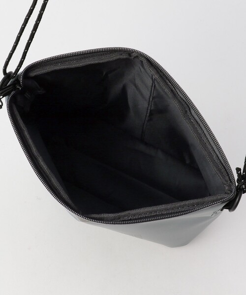 POLeR(ポーラー)の「POLeR/ポーラー HIGH&DRY PVC SACOCHE(ショルダーバッグ・メンズ・ベージュ/グレー・ONE SIZE)」の4枚目の写真