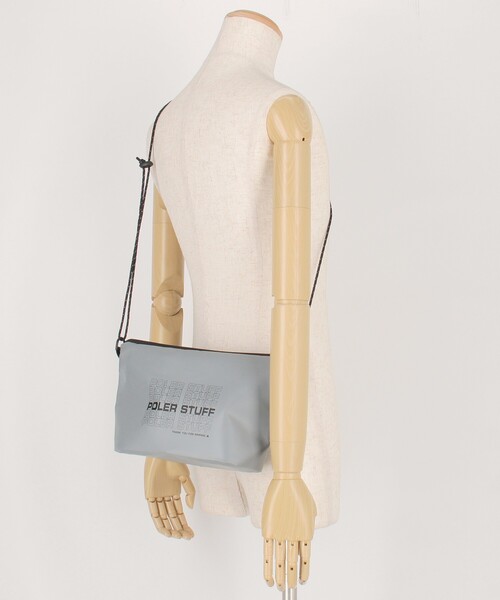 POLeR(ポーラー)の「POLeR/ポーラー HIGH&DRY PVC SACOCHE(ショルダーバッグ・メンズ・ベージュ/グレー・ONE SIZE)」の3枚目の写真