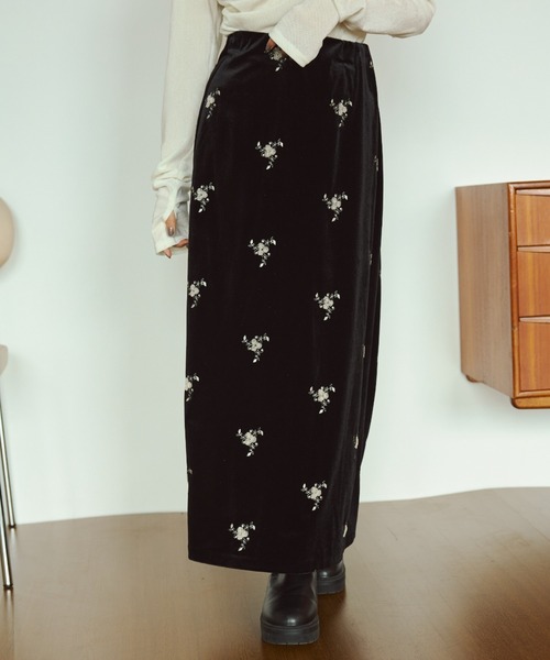 VANNIE U(ヴァニーユー)の「フラワー刺繍ベロアナロースカート(スカート・レディース・ブラック・S/M)」の6枚目の写真