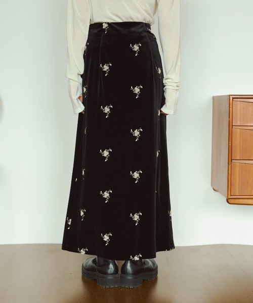フラワー刺繍ベロアナロースカート（スカート）｜VANNIE U