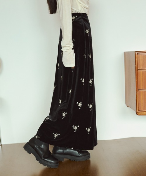 VANNIE U(ヴァニーユー)の「フラワー刺繍ベロアナロースカート(スカート・レディース・ブラック・S/M)」の10枚目の写真
