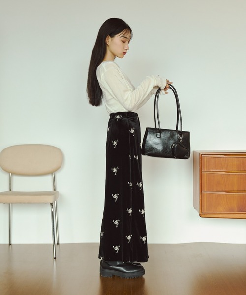VANNIE U(ヴァニーユー)の「フラワー刺繍ベロアナロースカート(スカート・レディース・ブラック・S/M)」の3枚目の写真