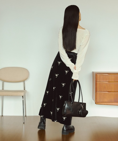 VANNIE U(ヴァニーユー)の「フラワー刺繍ベロアナロースカート(スカート・レディース・ブラック・S/M)」の4枚目の写真