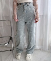 cuorequal（クオレコール）の「ビジューフラワーモチーフデニムパンツ（デニムパンツ）」