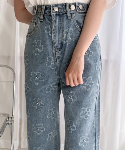 cuorequal（クオレコール）の「ビジューフラワーモチーフデニムパンツ（デニムパンツ・レディース・ブルー/ネイビー・MEDIUM）」の3枚目の写真