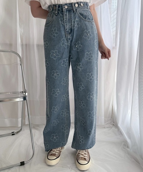 cuorequal（クオレコール）の「ビジューフラワーモチーフデニムパンツ（デニムパンツ・レディース・ブルー/ネイビー・MEDIUM）」の6枚目の写真