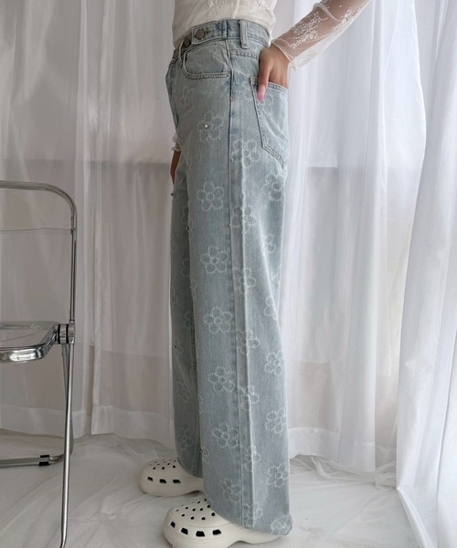 cuorequal（クオレコール）の「ビジューフラワーモチーフデニムパンツ（デニムパンツ・レディース・ブルー/ネイビー・MEDIUM）」の10枚目の写真