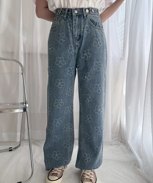 cuorequal（クオレコール）の「ビジューフラワーモチーフデニムパンツ（デニムパンツ・レディース・ブルー/ネイビー・MEDIUM）」の4枚目の写真