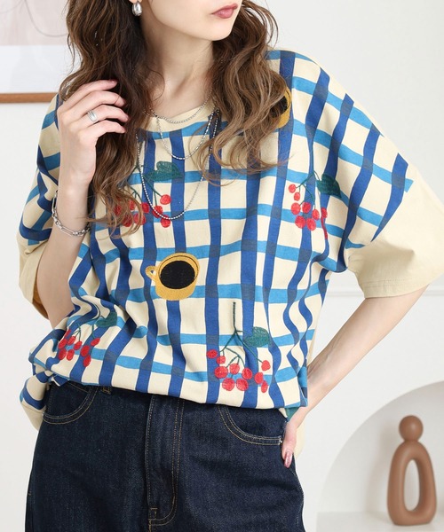 Emago(イマゴ)の「EMAGO チェックプリント刺繍T(Tシャツ/カットソー・レディース・ブラック/アイボリー/ネイビー・FREE)」の2枚目の写真