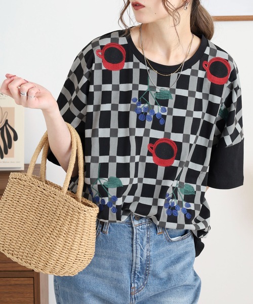 Emago(イマゴ)の「EMAGO チェックプリント刺繍T(Tシャツ/カットソー・レディース・ブラック/アイボリー/ネイビー・FREE)」の3枚目の写真