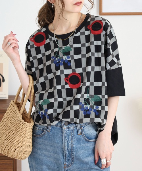 Emago(イマゴ)の「EMAGO チェックプリント刺繍T(Tシャツ/カットソー・レディース・ブラック/アイボリー/ネイビー・FREE)」の4枚目の写真