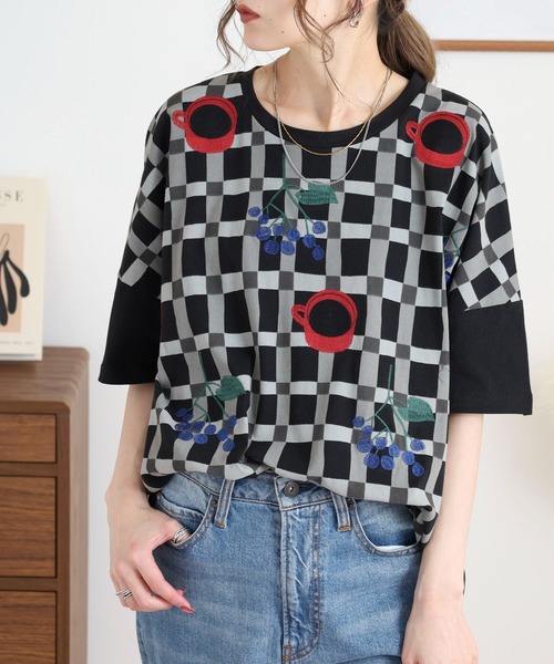 Emago(イマゴ)の「EMAGO チェックプリント刺繍T(Tシャツ/カットソー・レディース・ブラック/アイボリー/ネイビー・FREE)」の5枚目の写真