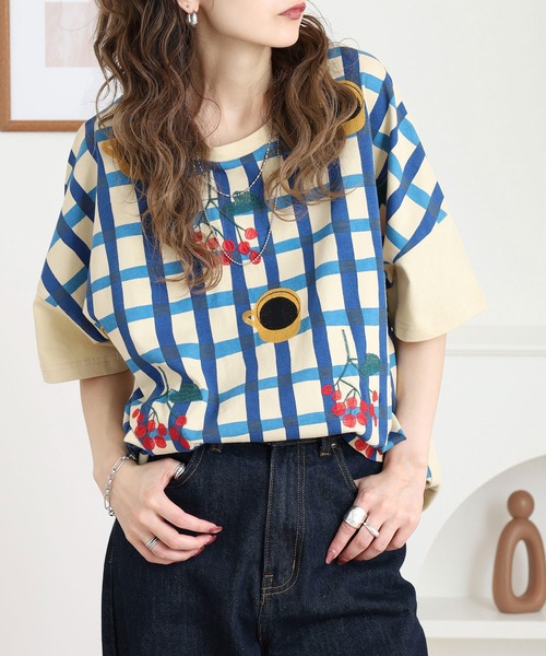 Emago(イマゴ)の「EMAGO チェックプリント刺繍T(Tシャツ/カットソー・レディース・ブラック/アイボリー/ネイビー・FREE)」の19枚目の写真