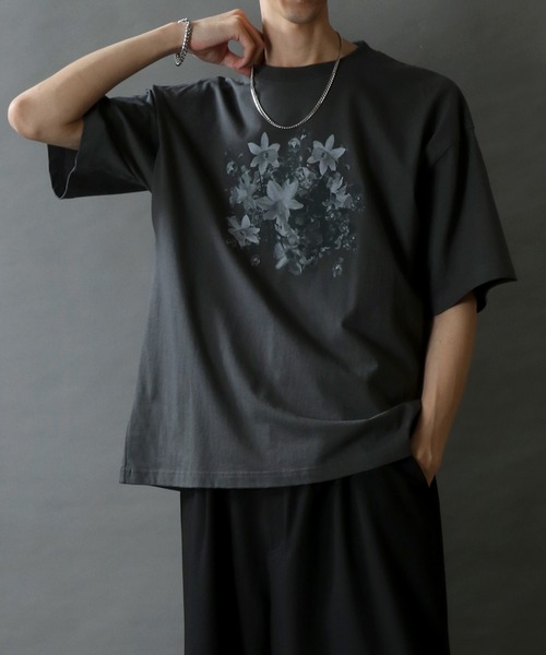 SITRY（シトリー）の「Vintage Like Flower Print T-Shirt/ヴィンテージライク フラワープリント 半袖Tシャツ レディース メンズ（Tシャツ/カットソー・メンズ・ブラック系その他4/ブラック系その他/ブラック系その他3/ブラック系その他2・M/L/LL）」の3枚目の写真