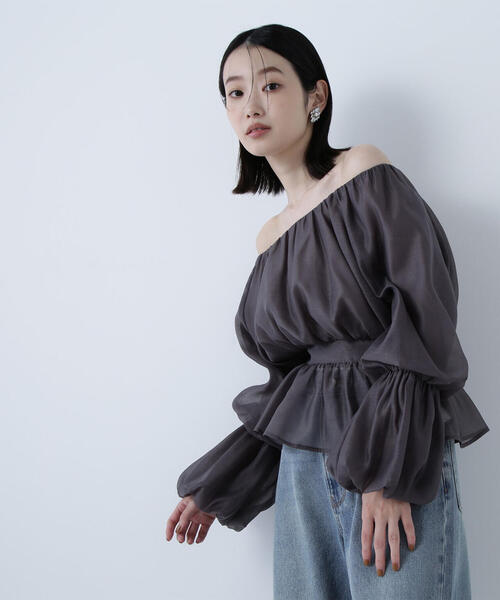 NATURAL BEAUTY BASIC(ナチュラルビューティーベーシック)の「◇シアーギャザーペプラムブラウス(シャツ/ブラウス・レディース・ライトグリーン/ベージュ/チャコールグレー・MEDIUM/SMALL)」の4枚目の写真