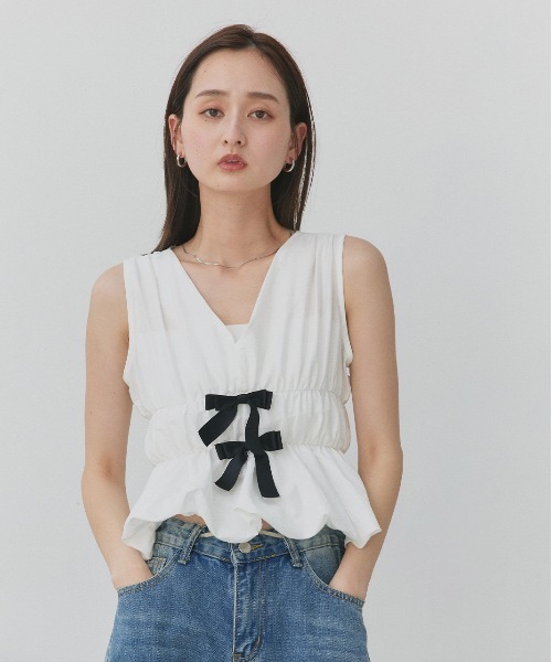 ad thie(アドティエ)の「リボンデザイン ノースリーブ ペプラムブラウス(シャツ/ブラウス・レディース・オフホワイト・FREE)」の4枚目の写真
