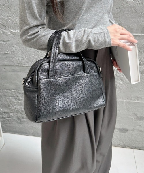 Eclat one(エクラワン)の「【Eclat one】フェイクレザーボストンショルダー ハンドバッグ(ハンドバッグ・レディース・アイボリー/ブラック/ベージュ・FREE)」の2枚目の写真