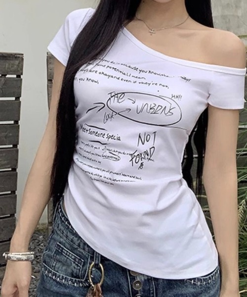 SHEENA(シーナ)の「サイドギャザーワンショルレタリングプリントTシャツ(Tシャツ/カットソー・レディース・ブラック/ホワイト・M)」の1枚目の写真