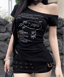 SHEENA（シーナ）の「サイドギャザーワンショルレタリングプリントＴシャツ（Tシャツ/カットソー）」