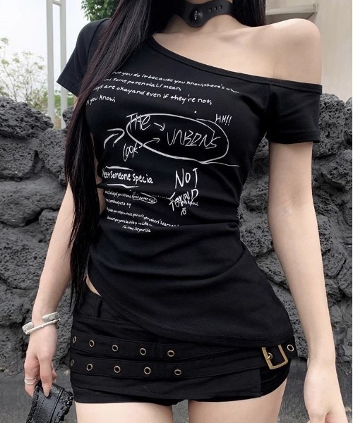 SHEENA(シーナ)の「サイドギャザーワンショルレタリングプリントTシャツ(Tシャツ/カットソー・レディース・ブラック/ホワイト・M)」の2枚目の写真