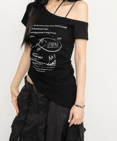 SHEENA(シーナ)の「サイドギャザーワンショルレタリングプリントTシャツ(Tシャツ/カットソー・レディース・ブラック/ホワイト・M)」の14枚目の写真