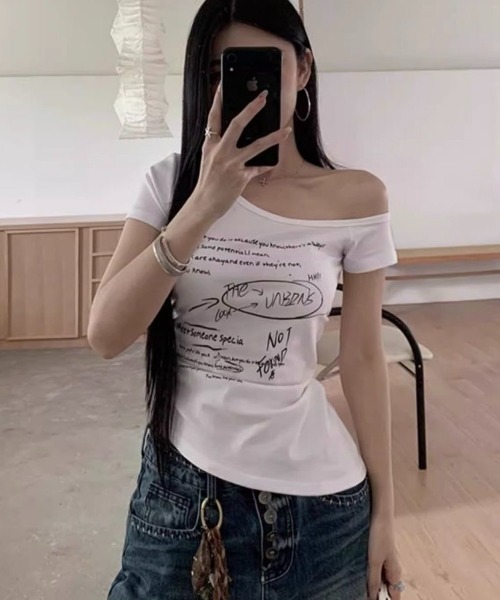 SHEENA(シーナ)の「サイドギャザーワンショルレタリングプリントTシャツ(Tシャツ/カットソー・レディース・ブラック/ホワイト・M)」の3枚目の写真