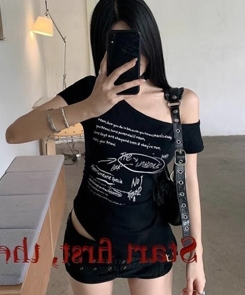 SHEENA(シーナ)の「サイドギャザーワンショルレタリングプリントTシャツ(Tシャツ/カットソー・レディース・ブラック/ホワイト・M)」の5枚目の写真
