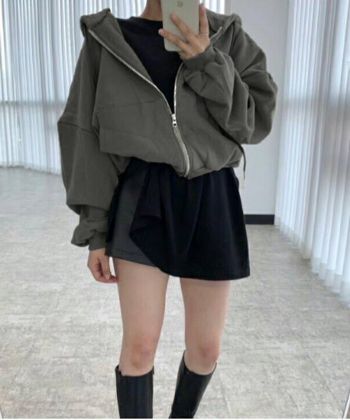 AMELY(エミリー)の「ショート丈 ジップアップパーカー(パーカー・レディース・グレー/ピンク/カーキ/アイボリー/ブラック/ダークブラウン/モカ/グレー系その他・フリー)」の4枚目の写真