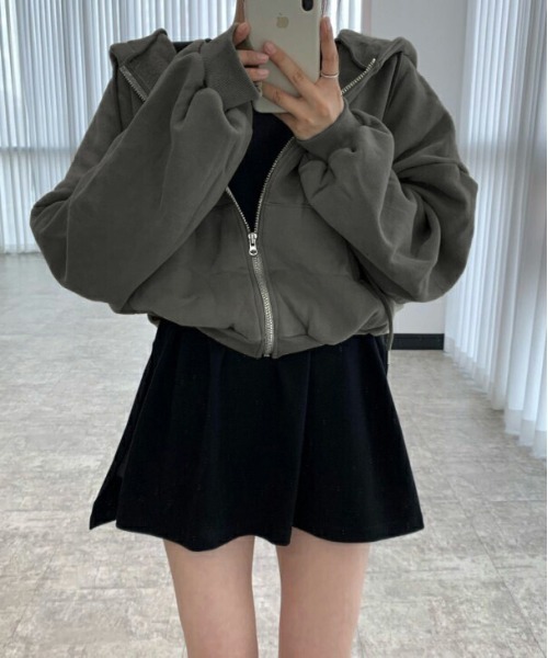 AMELY(エミリー)の「ショート丈 ジップアップパーカー(パーカー・レディース・グレー/ピンク/カーキ/アイボリー/ブラック/ダークブラウン/モカ/グレー系その他・フリー)」の11枚目の写真