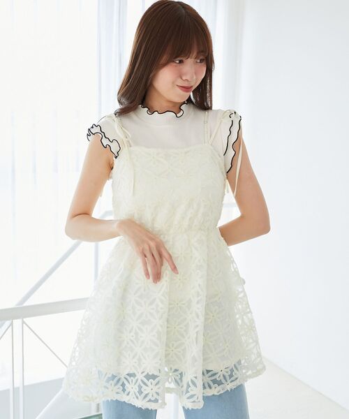 MAJESTIC LEGON(マジェスティックレゴン)の「フラワーチュールミニキャミワンピ(ワンピース・レディース・ブラック/アイボリー・MEDIUM)」の2枚目の写真