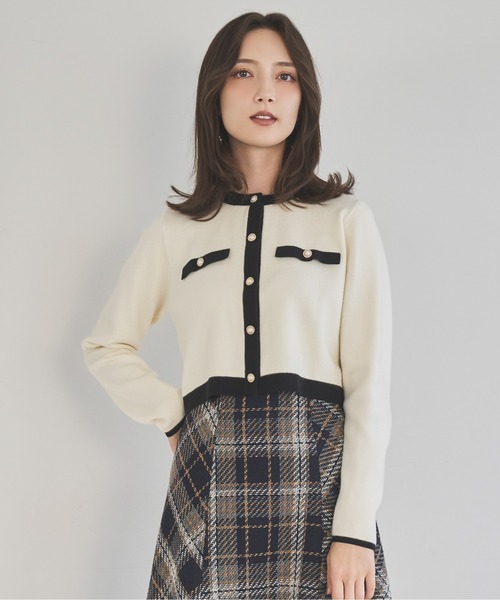 SWINGLE（スウィングル）の「パールボタンクルーネックニットカーディガン（カーディガン/ボレロ・レディース・オフホワイト/レッド/ブラック/ライトグレー・FREE）」の2枚目の写真