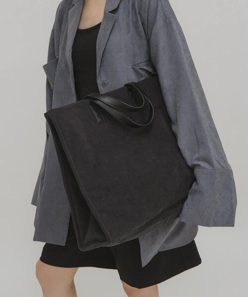 KBF(ケイビーエフ)の「コーデュロイスクエアビッグBAG(トートバッグ・レディース・ベージュ/チャコールグレー・ONE)」の2枚目の写真