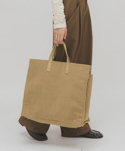 KBF(ケイビーエフ)の「コーデュロイスクエアビッグBAG(トートバッグ・レディース・ベージュ/チャコールグレー・ONE)」の4枚目の写真