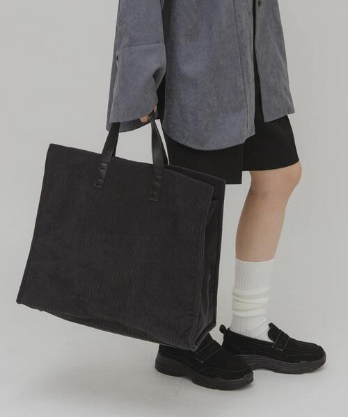 KBF(ケイビーエフ)の「コーデュロイスクエアビッグBAG(トートバッグ・レディース・ベージュ/チャコールグレー・ONE)」の9枚目の写真