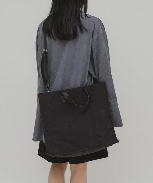 KBF(ケイビーエフ)の「コーデュロイスクエアビッグBAG(トートバッグ・レディース・ベージュ/チャコールグレー・ONE)」の11枚目の写真