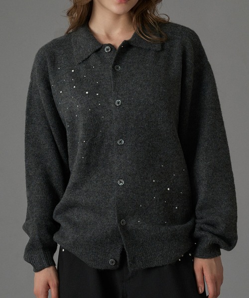 ONCILY(オンシェリー)の「RHINESTONE KNIT POLO CARDIGAN / ラインストーンニットポロカーディガン(カーディガン/ボレロ・メンズ・チャコールグレー/ブルー・SMALL/MEDIUM/LARGE)」の2枚目の写真