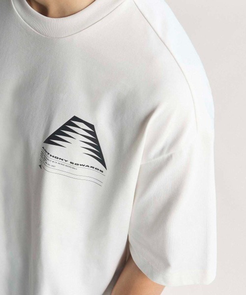adidas(アディダス)の「adidas ANTHONY EDWARDS GFX SCHEMATIC TEE(アディダス アンソニー・エドワーズ GFX スキーマティック Tシャツ)(Tシャツ/カットソー・メンズ・ホワイト系/ブルー系・MEDIUM/LARGE/X-LARGE)」の6枚目の写真
