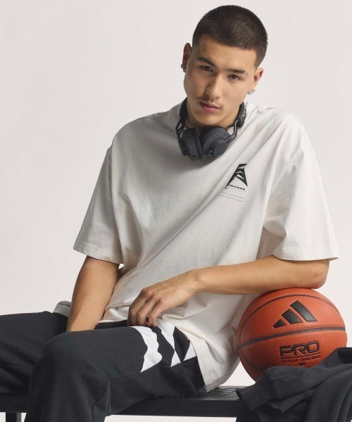 adidas(アディダス)の「adidas ANTHONY EDWARDS GFX SCHEMATIC TEE(アディダス アンソニー・エドワーズ GFX スキーマティック Tシャツ)(Tシャツ/カットソー・メンズ・ホワイト系/ブルー系・MEDIUM/LARGE/X-LARGE)」の10枚目の写真