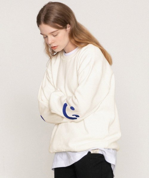GRAVER（グレーバー）の「[UNISEX]エルボーブックル刺繍スマイル描画マンツーマン_クリーム（スウェット・レディース・アイボリー・X-LARGE/SMALL/MEDIUM/LARGE）」の2枚目の写真