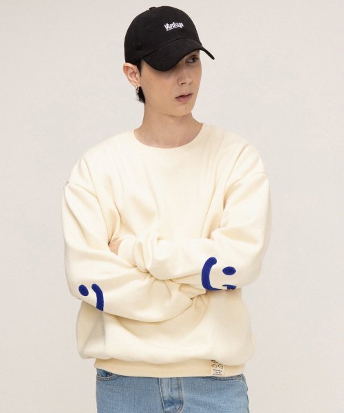 GRAVER（グレーバー）の「[UNISEX]エルボーブックル刺繍スマイル描画マンツーマン_クリーム（スウェット・レディース・アイボリー・X-LARGE/SMALL/MEDIUM/LARGE）」の3枚目の写真