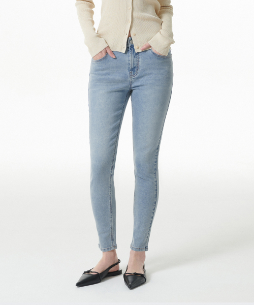 MUSINSA STANDARD WOMAN（ムシンサスタンダードウーマン）の「ウィメンズスキニーデニムパンツ[ライトインディゴ]（デニムパンツ・レディース・その他・30/24/25/26/27/28/29）」の2枚目の写真