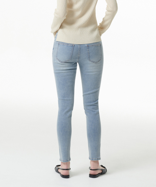 MUSINSA STANDARD WOMAN（ムシンサスタンダードウーマン）の「ウィメンズスキニーデニムパンツ[ライトインディゴ]（デニムパンツ・レディース・その他・30/24/25/26/27/28/29）」の3枚目の写真