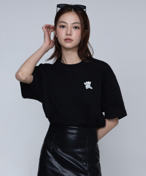 GRAVER（グレーバー）の「[ユニセックス]スモール クラウド ベアスマイル 半袖Tシャツ_ブラック（Tシャツ/カットソー・レディース・ブラック・SMALL/MEDIUM/LARGE）」の2枚目の写真