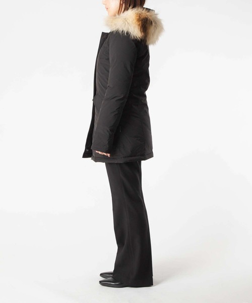 WOOLRICH(ウールリッチ)の「WOOLRICH LUXURY ARCTIC RACCOON PARKA ウールリッチ ラクジュアリー アークティックパーカ ラクーンファー ダウンンジャケット(ダウンジャケット/コート・レディース・ブラック/ネイビー・LARGE/MEDIUM/SMALL)」の4枚目の写真